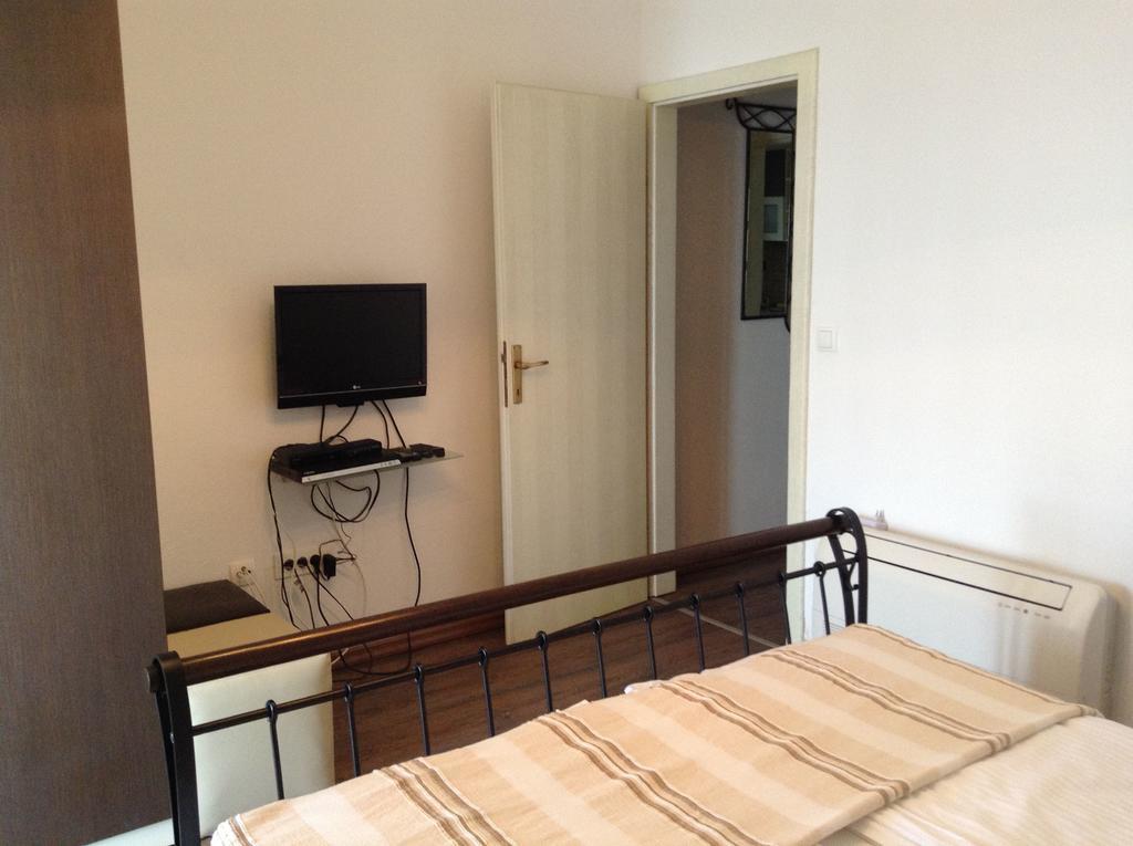 Apartments Vila Oksana Mimice Exterior photo